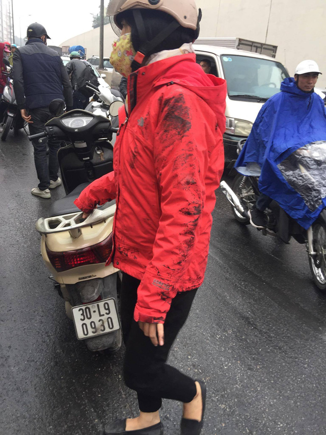 Hàng chục xe máy đang đổ la liệt trong hầm chui Kim Liên