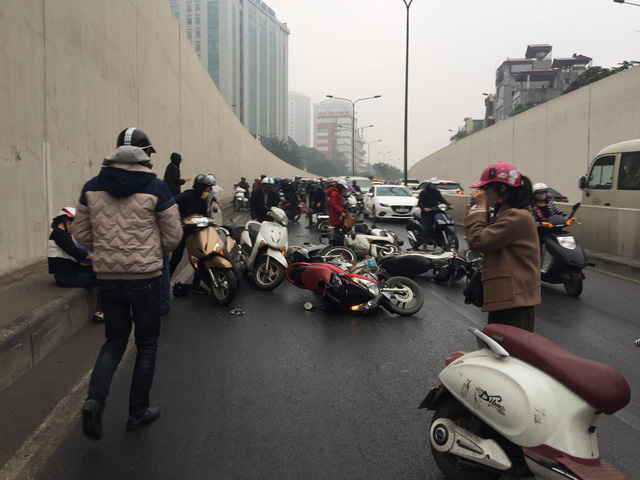 Hàng chục xe máy đang đổ la liệt trong hầm chui Kim Liên