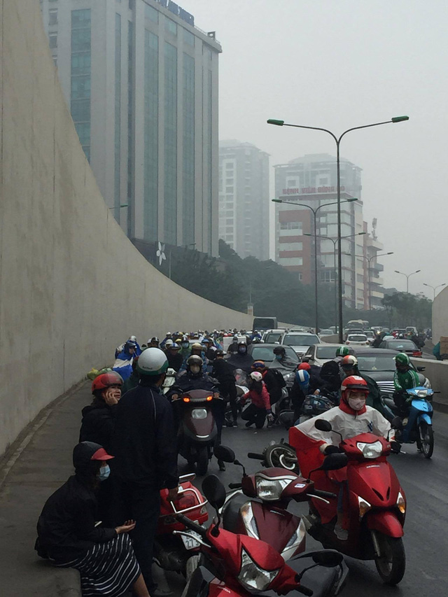 Hàng chục xe máy đang đổ la liệt trong hầm chui Kim Liên