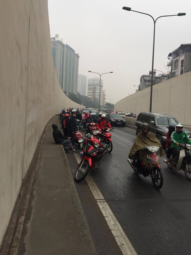 Hàng chục xe máy đang đổ la liệt trong hầm chui Kim Liên