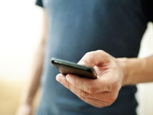 Chồng sắp cưới nhắn tin cho đồng nghiệp nữ suốt tối, liệu tôi có nên nghi ngờ?