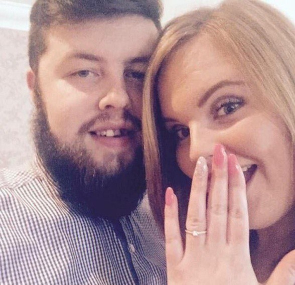 Nhẫn đính hôn quay về với chủ sau 3 tháng thất lạc trên bờ biển