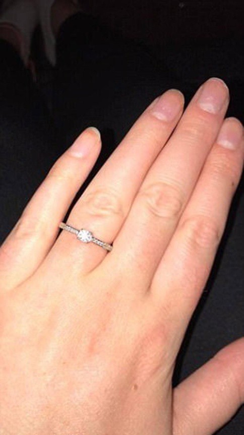 Nhẫn đính hôn quay về với chủ sau 3 tháng thất lạc trên bờ biển