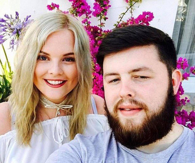 Nhẫn đính hôn quay về với chủ sau 3 tháng thất lạc trên bờ biển