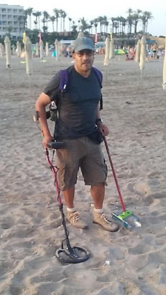 Nhẫn đính hôn quay về với chủ sau 3 tháng thất lạc trên bờ biển