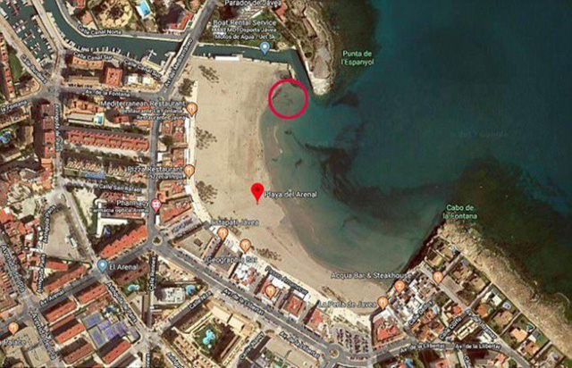 Nhẫn đính hôn quay về với chủ sau 3 tháng thất lạc trên bờ biển