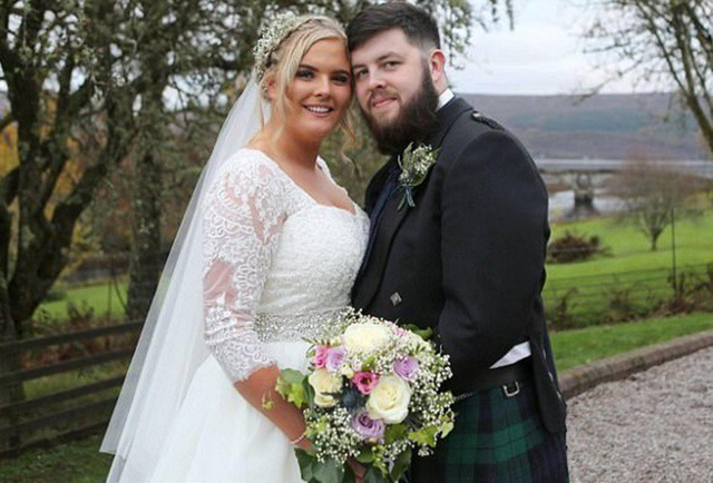 Nhẫn đính hôn quay về với chủ sau 3 tháng thất lạc trên bờ biển