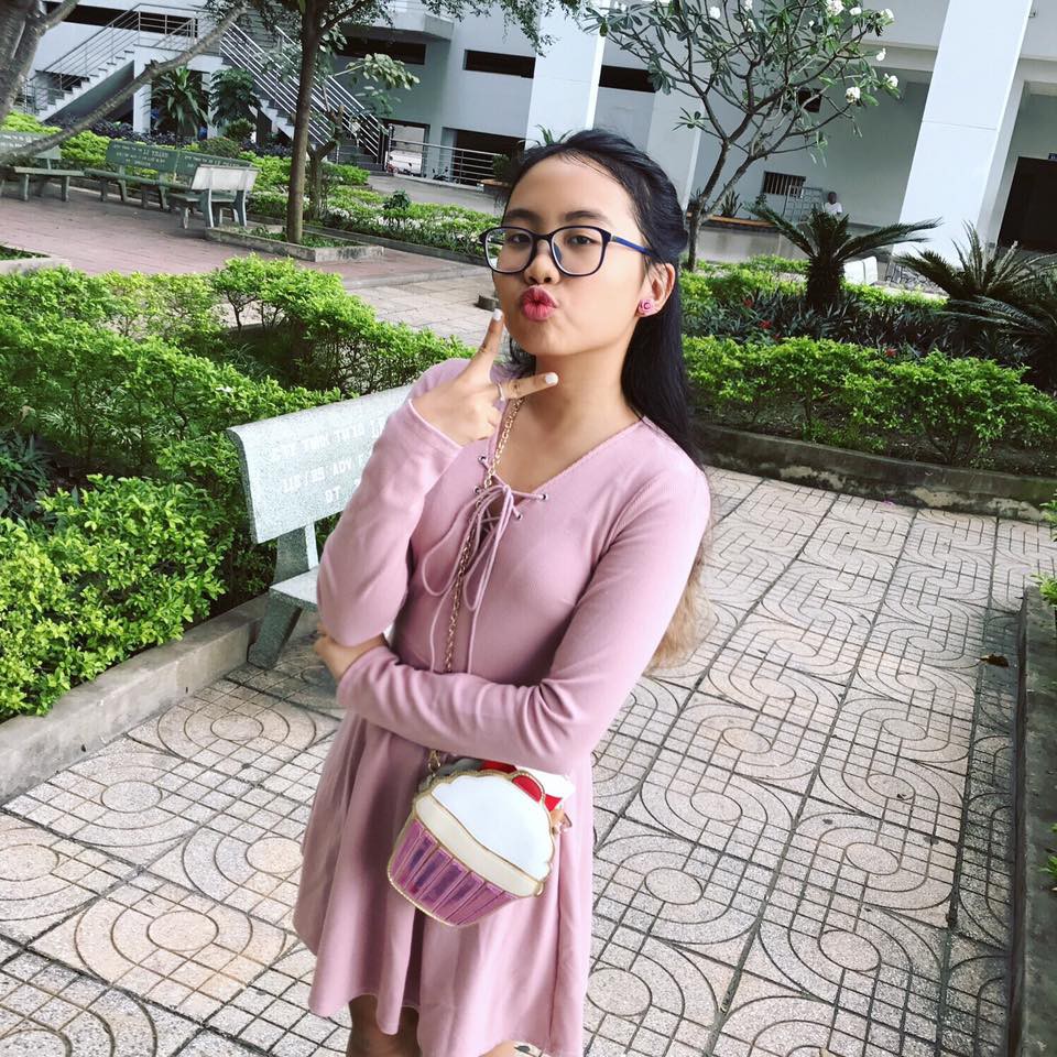 Phương Mỹ Chi theo trào lưu Cô là ai, cháu không biết, cô đi ra đi cực giống bản gốc