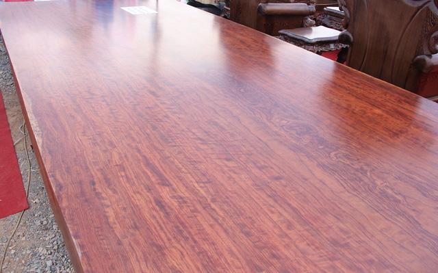 Chiếc sập gỗ cẩm nghìn năm tuổi giá hơn 3 tỷ ở Hà Nội