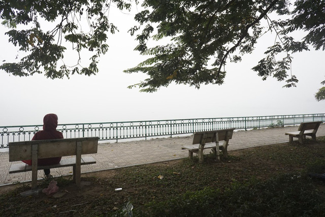 Hà Nội mờ ảo trong sương mù dày đặc