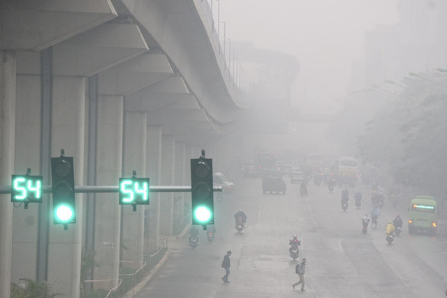 Hà Nội mờ ảo trong sương mù dày đặc