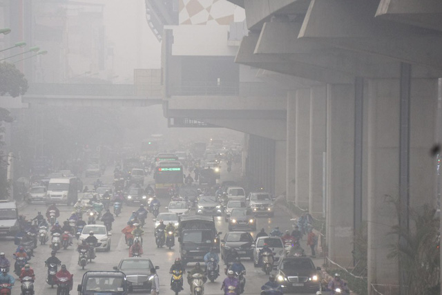 Hà Nội mờ ảo trong sương mù dày đặc