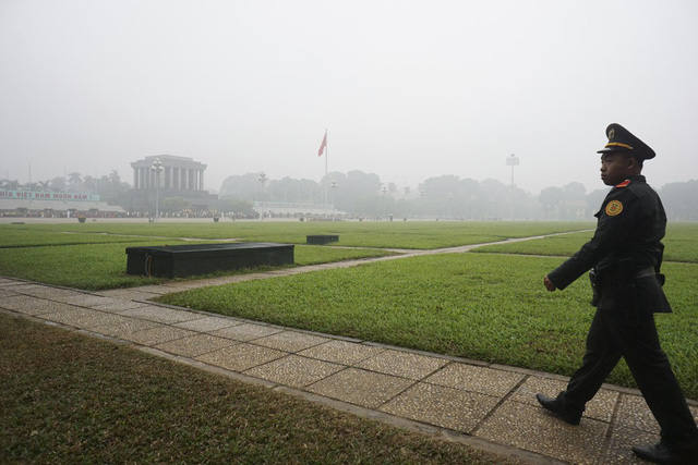Hà Nội mờ ảo trong sương mù dày đặc