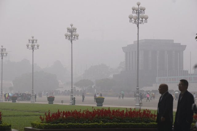 Hà Nội mờ ảo trong sương mù dày đặc