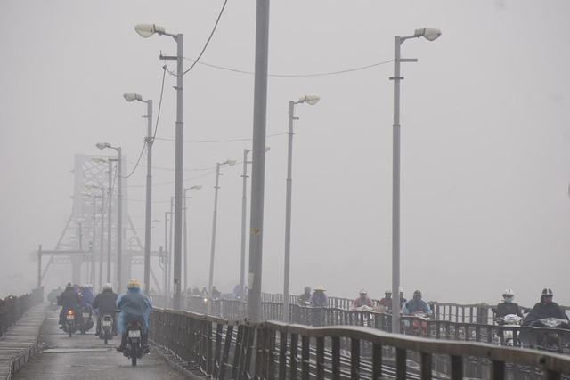 Hà Nội mờ ảo trong sương mù dày đặc