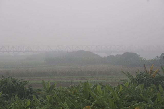 Hà Nội mờ ảo trong sương mù dày đặc