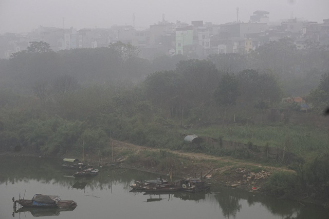 Hà Nội mờ ảo trong sương mù dày đặc