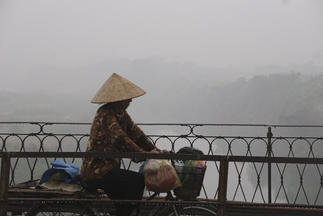 Hà Nội mờ ảo trong sương mù dày đặc