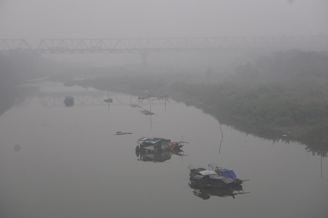 Hà Nội mờ ảo trong sương mù dày đặc