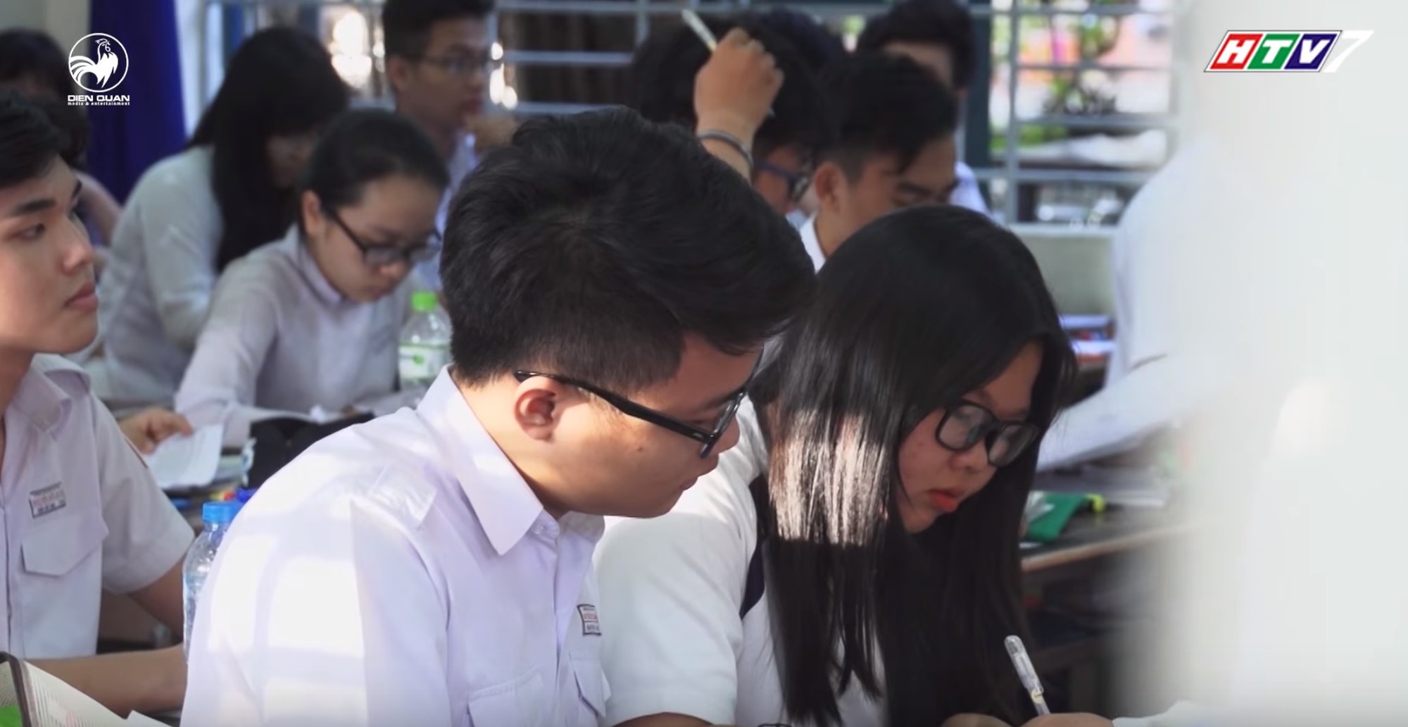 Clip lấy nước mắt hôm nay: Thanh xuân trọn vẹn vì có một tình bạn khác giới đẹp như thế này!