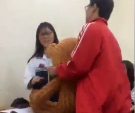 Nam sinh ĐH Bách khoa đến tận lớp bạn gái tỏ tình bằng tiếng Anh