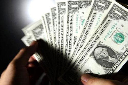 Bảo vệ khách sạn mở két sắt, lấy trộm 2.000 USD của khách