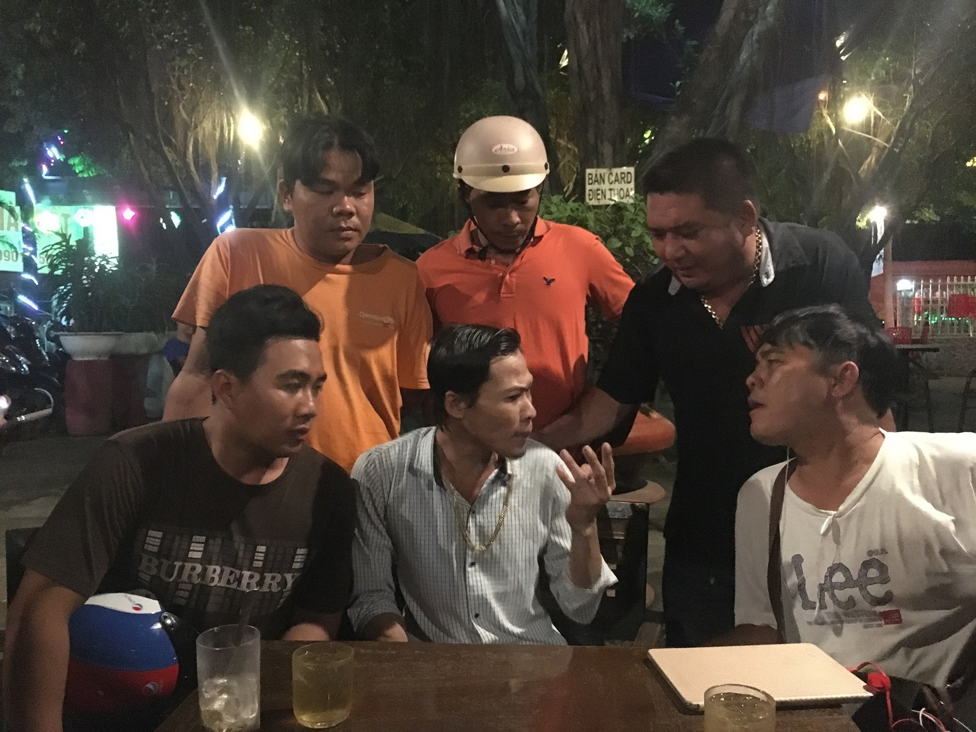 Giả vờ hẹn vợ cũ ra quán cà phê để lẻn vào nhà trộm vàng rồi bỏ trốn biệt tích