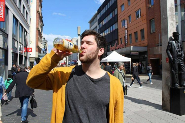 Người đàn ông phải uống 20 lít nước một ngày để giữ mạng sống