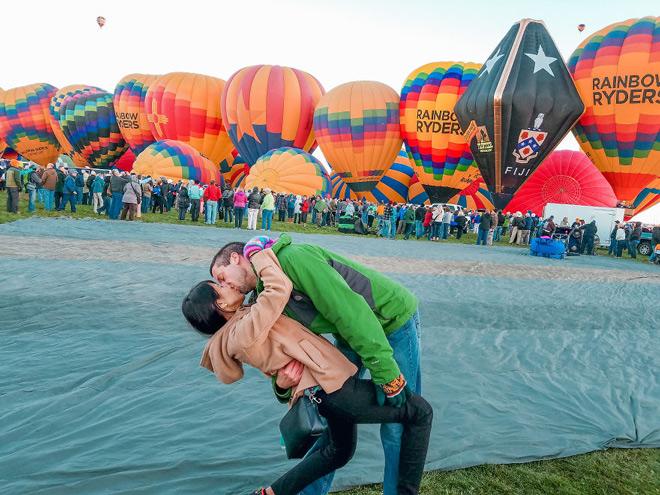 Cái kết ngọt trong bộ ảnh hôn sâu của cặp đôi yêu xa 13.000km suốt 3 năm