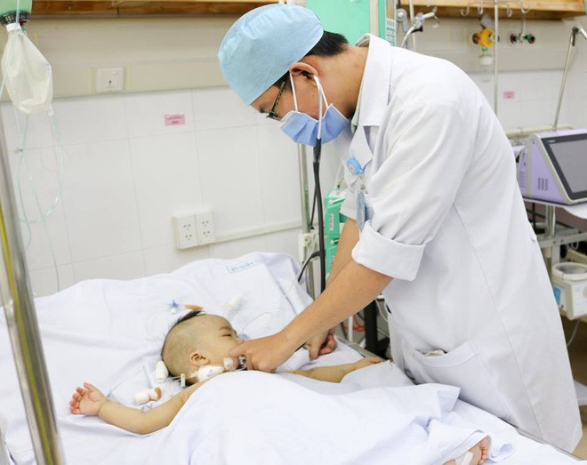 TP.HCM: Bé trai 1 tuổi sốc nhiễm trùng nặng, tiên lượng tử vong 99% được cứu sống