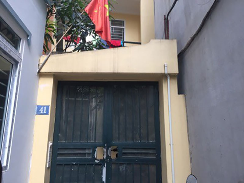 Vì sao mẹ ruột không biết con trai 10 tuổi bị bố và mẹ kế bạo hành dã man gần 2 năm trời?