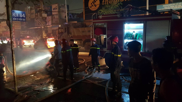 Quán lẩu dê bốc cháy, hàng trăm thực khách tháo chạy tán loạn