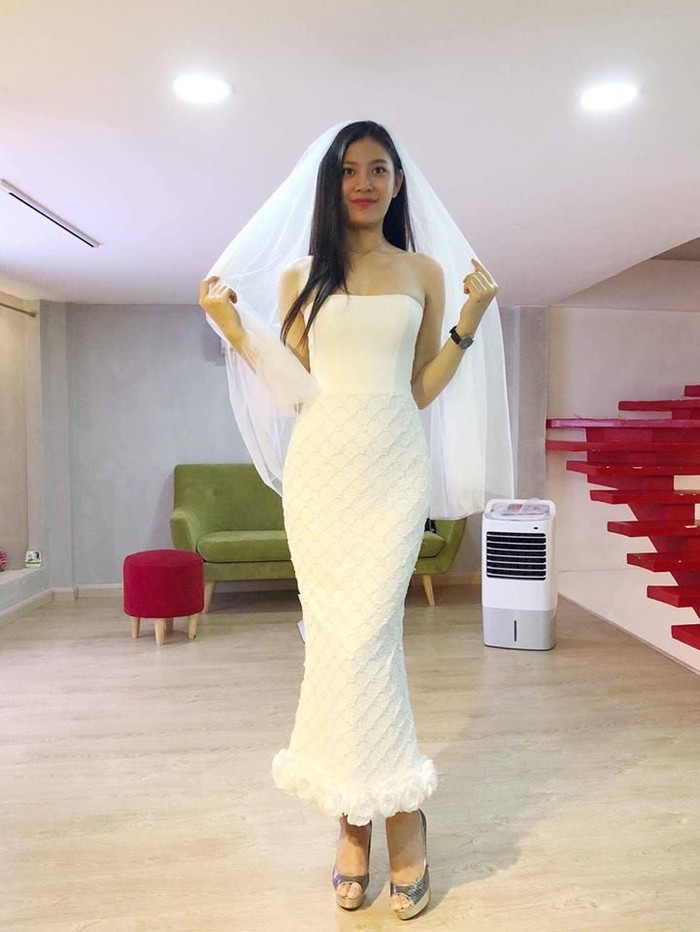 Sau màn cầu hôn lãng mạn, Chúng Huyền Thanh tươi tắn đi thử váy cưới