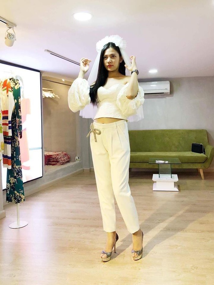 Sau màn cầu hôn lãng mạn, Chúng Huyền Thanh tươi tắn đi thử váy cưới