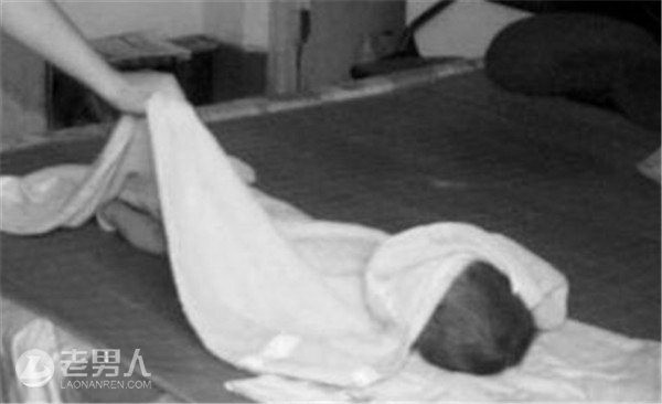 Bé trai 5 tuổi bị mẹ nuôi ngược đãi đến chết rồi bỏ vào vali mang chôn ở bãi đất hoang