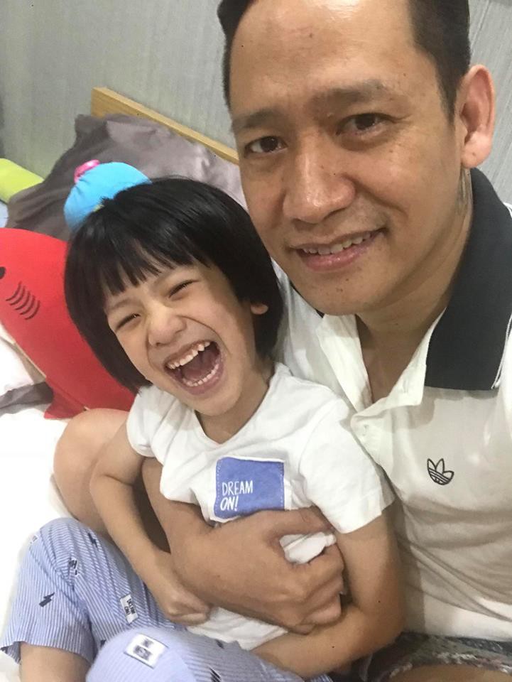 Clip dạy con học bá đạo kiểu Duy Mạnh: Mặc bố hò hét đầy tâm huyết, con vẫn nhiệt tình tạo dáng nhắng nhít