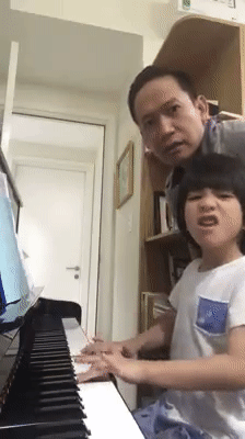 Clip dạy con học bá đạo kiểu Duy Mạnh: Mặc bố hò hét đầy tâm huyết, con vẫn nhiệt tình tạo dáng nhắng nhít