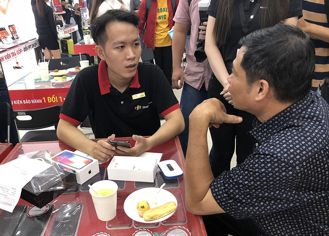 iPhone X chính thức lên kệ, hàng giao từng đợt