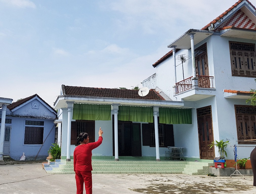 Máy bay cất hạ cánh gây sụt mái ngói hàng chục hộ dân