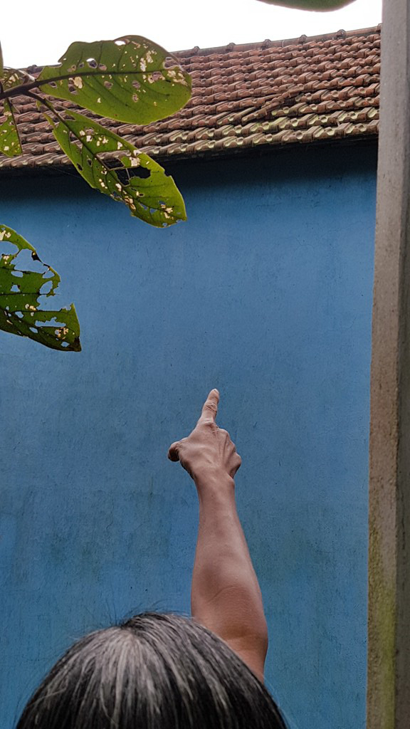 Máy bay cất hạ cánh gây sụt mái ngói hàng chục hộ dân