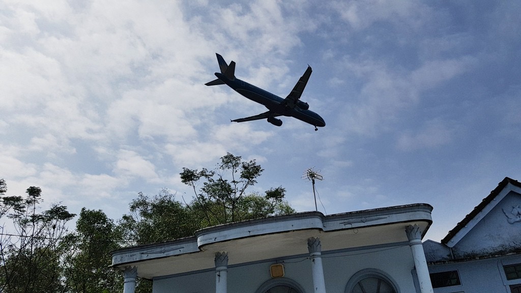 Máy bay cất hạ cánh gây sụt mái ngói hàng chục hộ dân