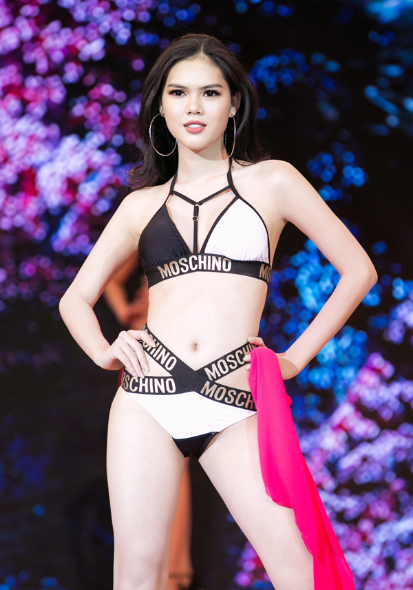 Bản sao Ngọc Trinh đăng quang Á hậu Áo dài tại CH Czech