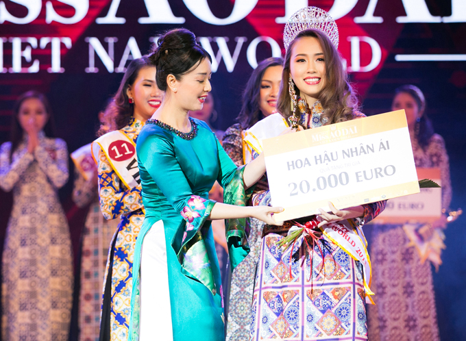 Bản sao Ngọc Trinh đăng quang Á hậu Áo dài tại CH Czech