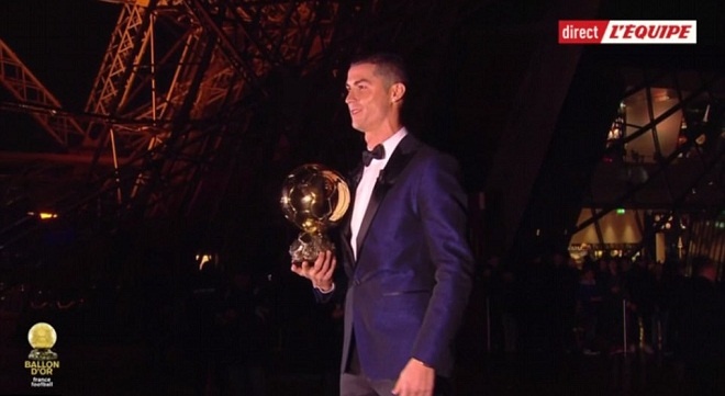 Ronaldo lên đỉnh trên tháp Eiffel, chia vui cùng các huyền thoại Real