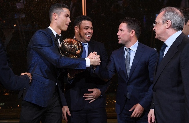Ronaldo lên đỉnh trên tháp Eiffel, chia vui cùng các huyền thoại Real