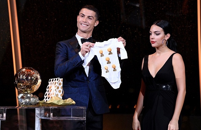 Ronaldo lên đỉnh trên tháp Eiffel, chia vui cùng các huyền thoại Real