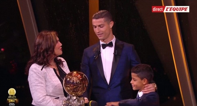 Ronaldo lên đỉnh trên tháp Eiffel, chia vui cùng các huyền thoại Real