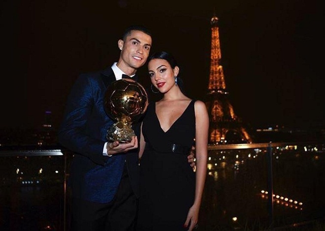 Ronaldo lên đỉnh trên tháp Eiffel, chia vui cùng các huyền thoại Real