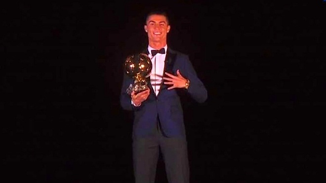 Ronaldo lên đỉnh trên tháp Eiffel, chia vui cùng các huyền thoại Real