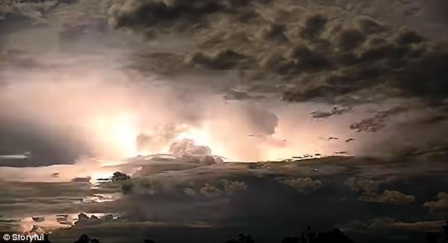 Sấm chớp ghê hồn như bom hạt nhân nổ ở Australia